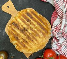 Тандырная лепёшка с летним салатом и курицей