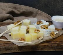 Сырная тарелка с мёдом и орешками