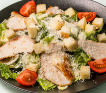 Салат Цезарь с куриной грудкой