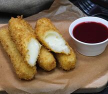 Сырные палочки с малиновым соусом