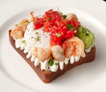 Бриошь, креветки, яйцо пашот