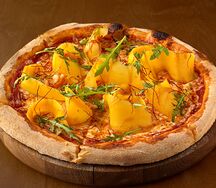 Креветки с манго и рукколой