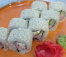 Ролл Калифорния в кунжуте