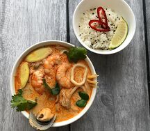 Том ям с морепродуктами