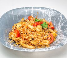 Жареный рис с курицей