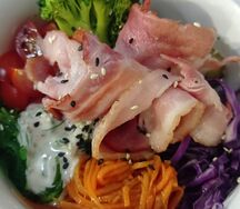 Поке с беконом и брокколи