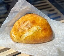 Пирожок с сосиской и острым соусом