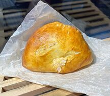 Пирожок с ветчиной с сыром