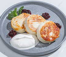 Сырники с брусничным соусом