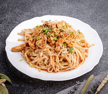Жареная лапша с курицей