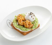 Авокадо тост c яйцом пашот и креветками на безглютеновом хлебе