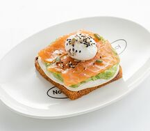 Авокадо тост c яйцом пашот и лососем на безглютеновом хлебе