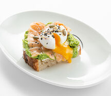 Авокадо тост c яйцом пашот и лососем