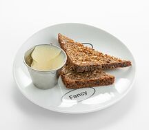 Злаковый хлеб с маслом