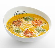 Пряный тыквенный суп с гуакамоле и креветками