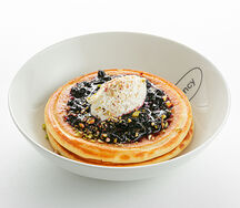 Хоткейки из рикотты с черничным конфитюром