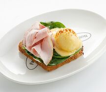 Яйца бенедикт с прошутто котто на безглютеновом хлебе