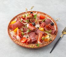 Тарелка мясных деликатесов