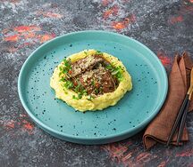 Телячьи щечки с картофельным пюре