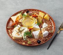 Тарелка сырных деликатесов