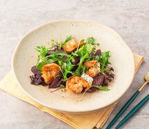 Салат с пряной грушей и тигровыми креветками