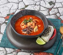 Том ям с морепродуктами и японским рисом