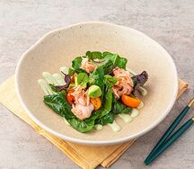 Салат с копченым лососем