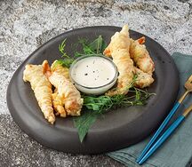 Креветки темпура с соусом лемонграсс