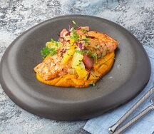 Стейк из лосося с морковным пюре