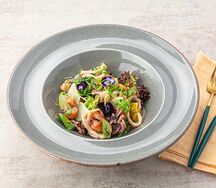 Салат с морепродуктами и манговым соусом