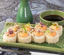 Ролл с лососем под соусом кимчи
