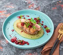 Утиная грудка с яблочным пюре