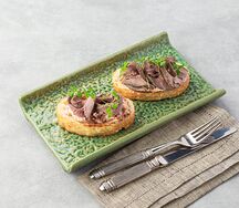 Брускетта с ростбифом и вялеными томатами