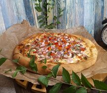 Пицца мясная с луком и перцем