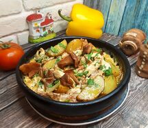Ароматное жаркое из курицы и грибов в сливочном соусе
