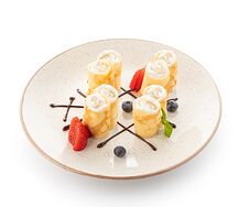 Блинчики с творогом, свежими ягодами и шоколадным соусом