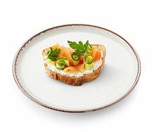 Брускетта с крем-сыром и слабосоленым лососем
