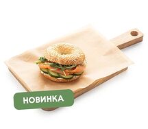 Бейгл с лососем и творожным сыром