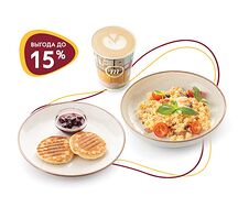 Завтрак с омлетом и кофе