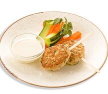 Куриные котлеты с овощными палочками