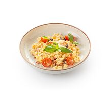 Скрэмбл с беконом, пармезаном и томатами