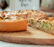 Киш с красной рыбой и брокколи (мини)