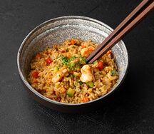 Жареный рис с креветками и овощами