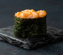 Острые суши с морским гребешком и икрой тобико