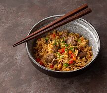 Жареный рис с говядиной и овощами