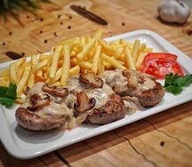 Медальоны с грибным соусом