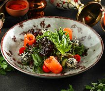 Салат с лососем и творожным сыром