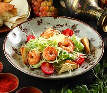 Цезарь с тигровыми креветками