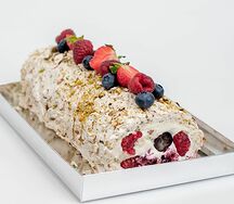 Меренговый рулет с фисташками и малиной