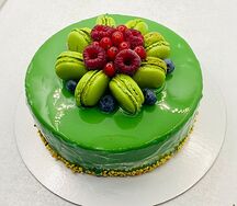Торт Прага с макарунсами